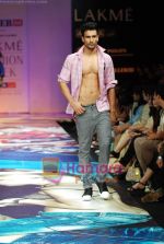 Model walks the ramp for Narendra Kumar Show at Lakme Winter fashion week day 4 on 20th Sept 2010 (14).JPG